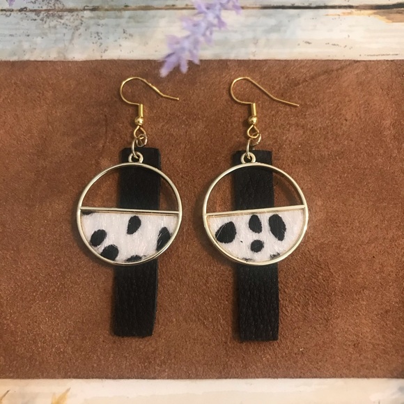 Animal print with black leather bar earring - Picture 2 of 3